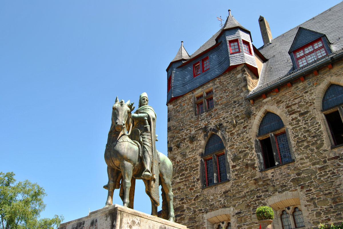 St. Engelbert Statue, Sehenswürdigkeiten während der Ferien und der Dialyse