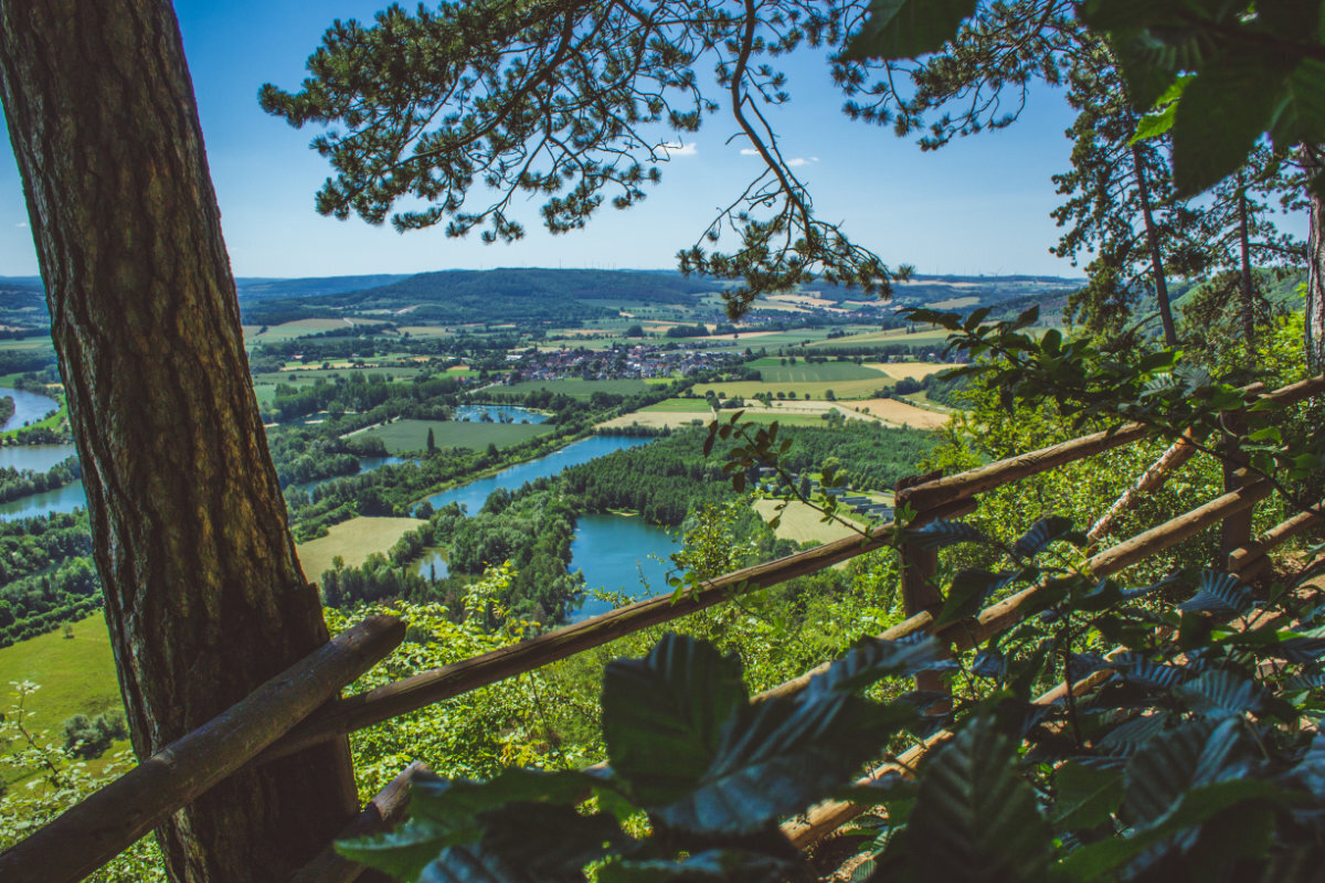 Blick auf die Weser und die umliegende Landschaft nahe der Stadt Höxter in Nordrhein-Westfalen